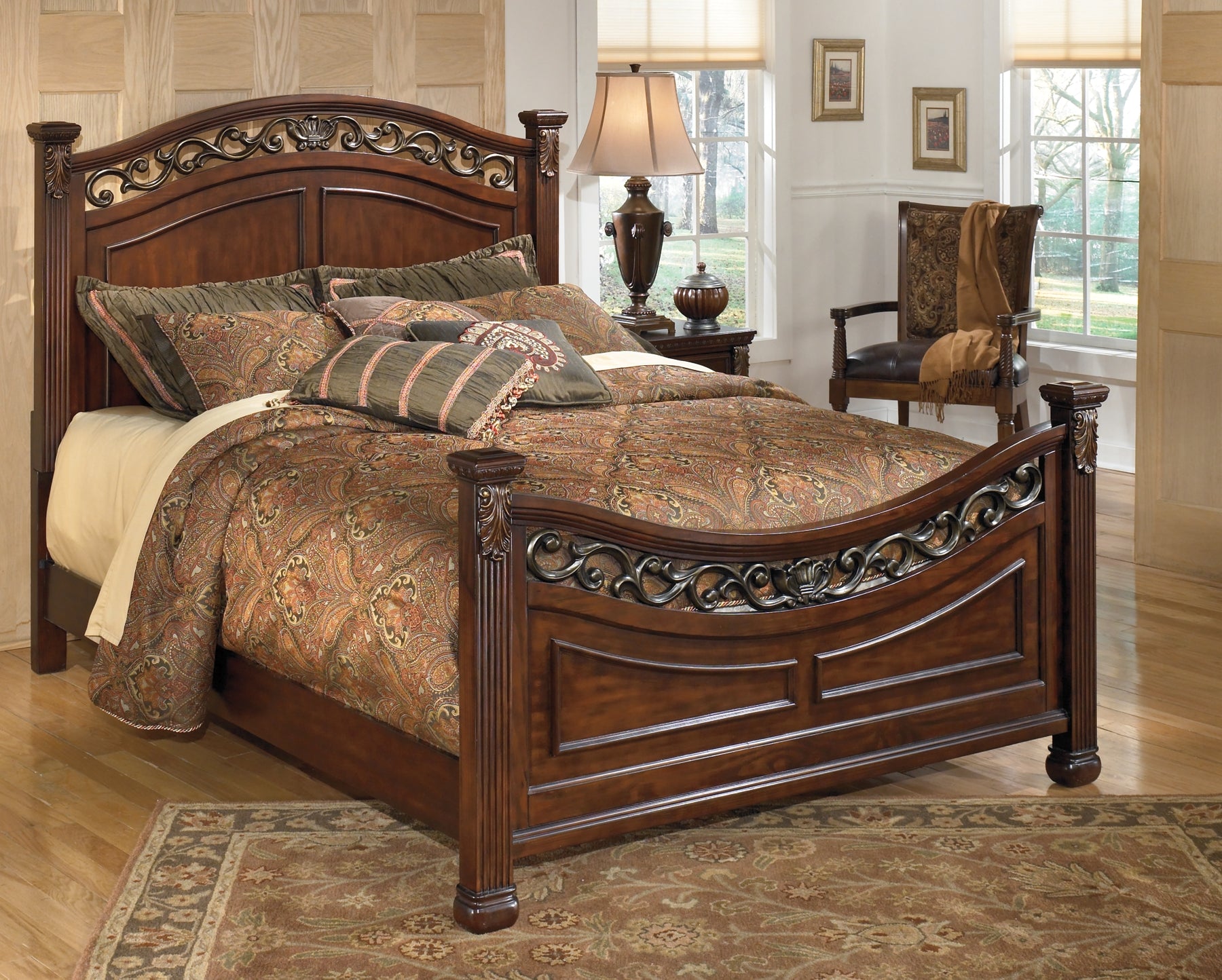 Brynhurst queen store panel bed